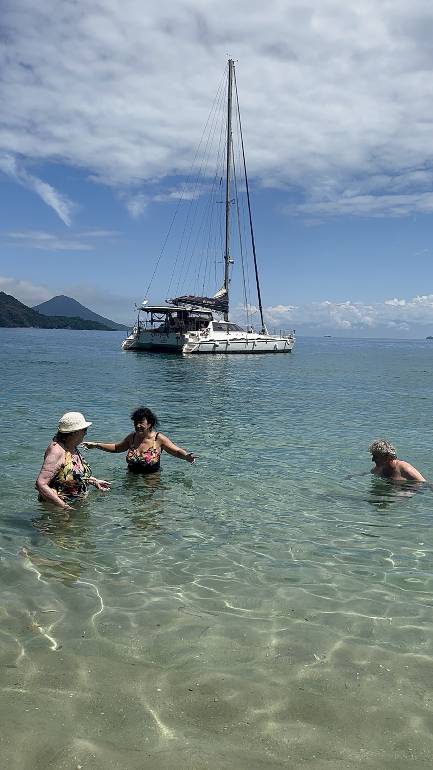 El Arca fondeado frente a una playa de Ilha Grande