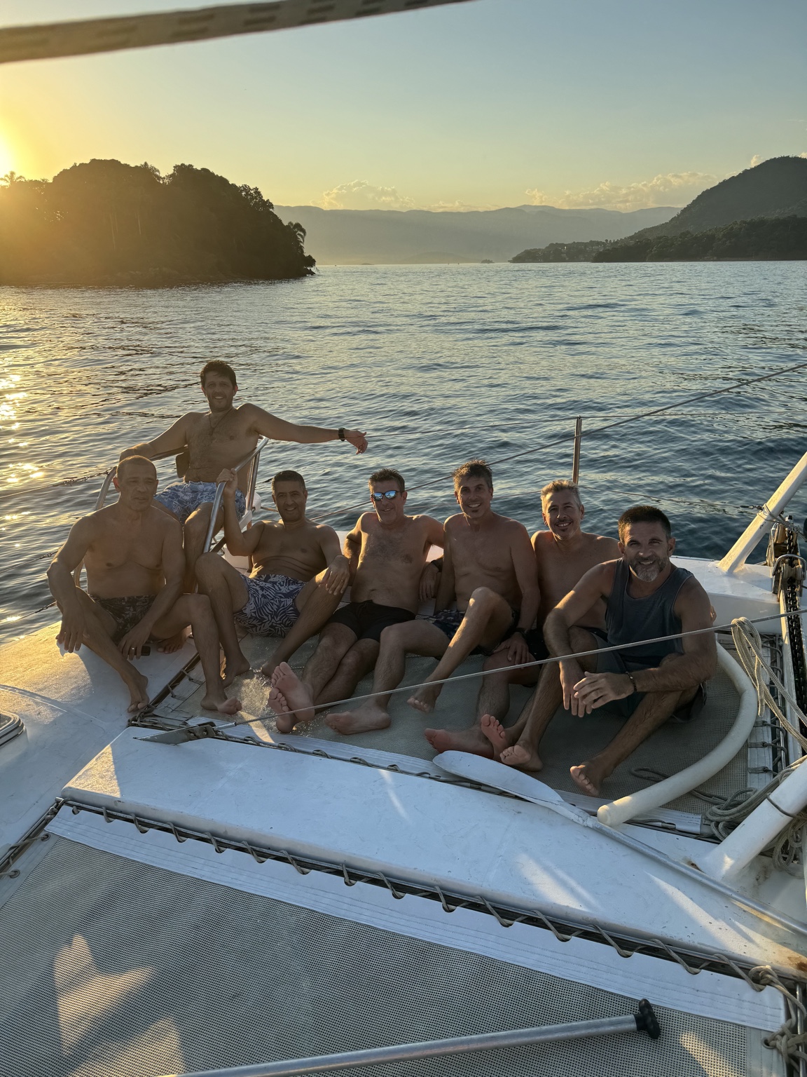 Grupo de huéspedes al atardecer a bordo de El Arca