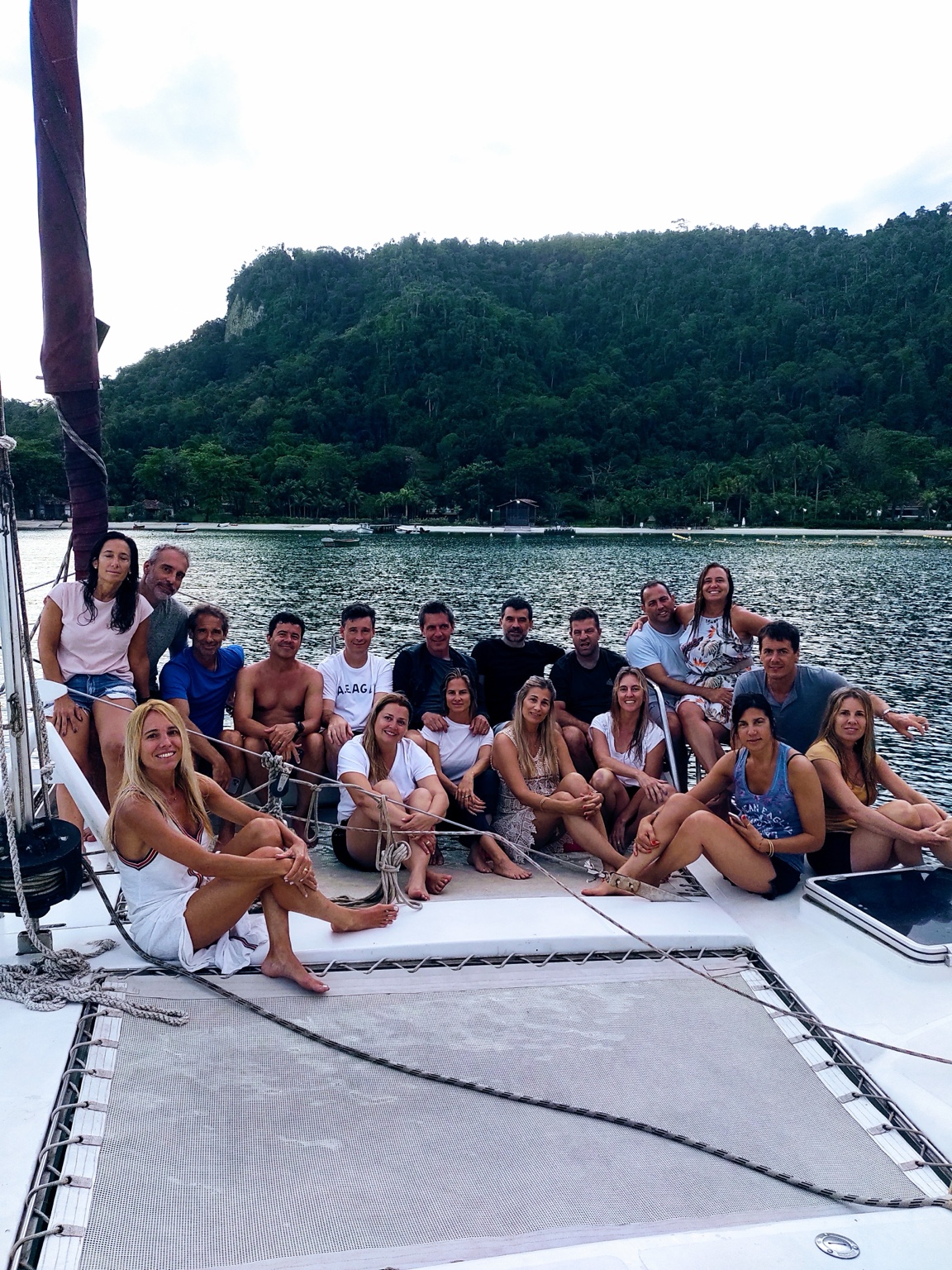 Grupo de huéspedes en la proa del catamarán El Arca