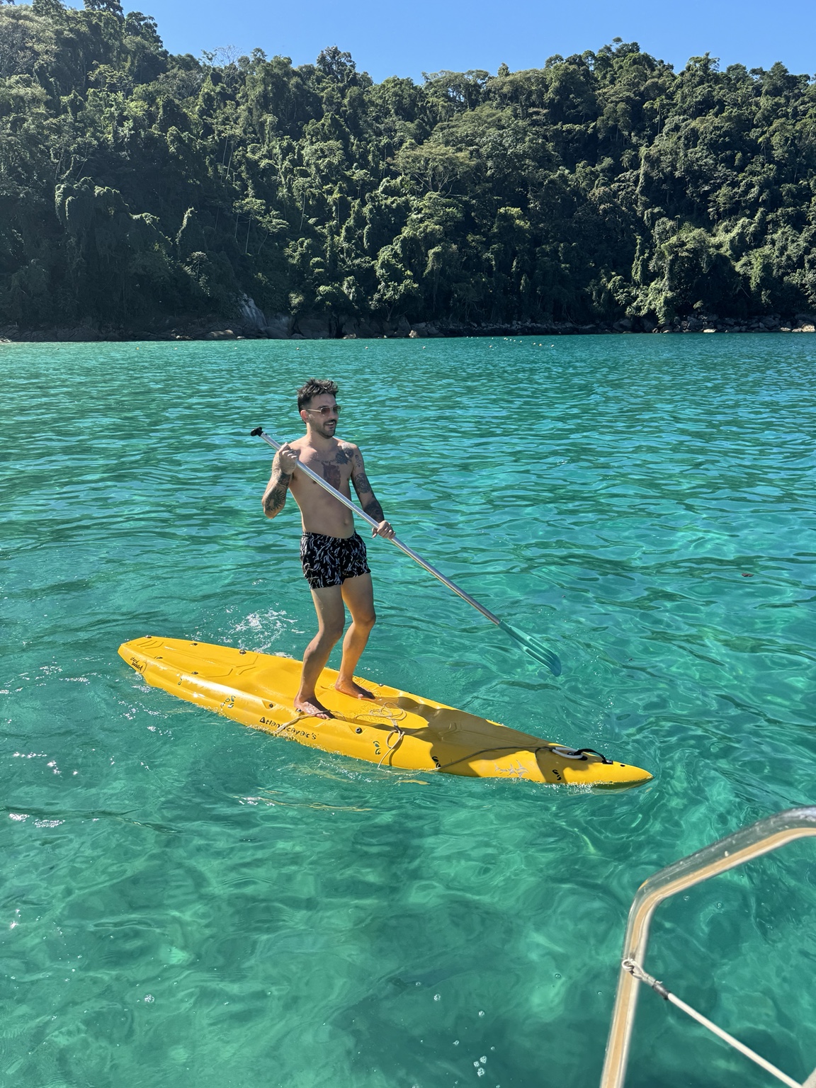 Paddle surf en aguas de Ilha Grande durante el charter