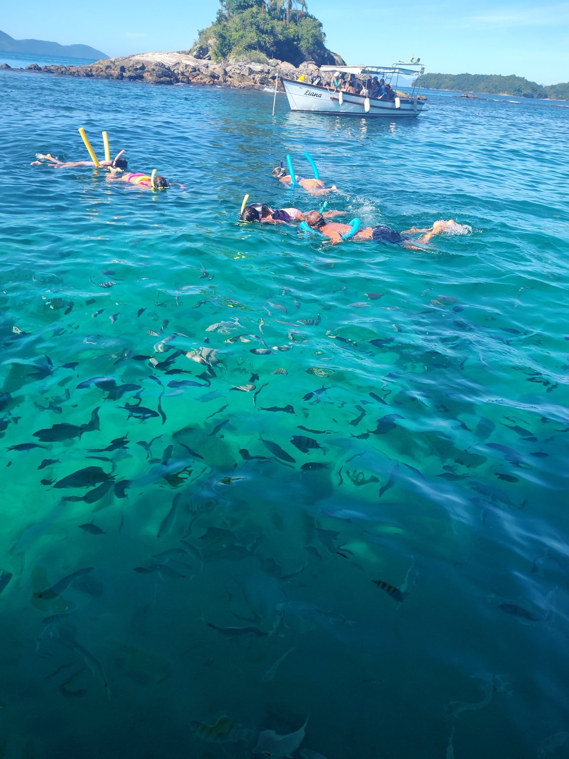Aguas transparentes y actividades durante el charter en Ilha Grande