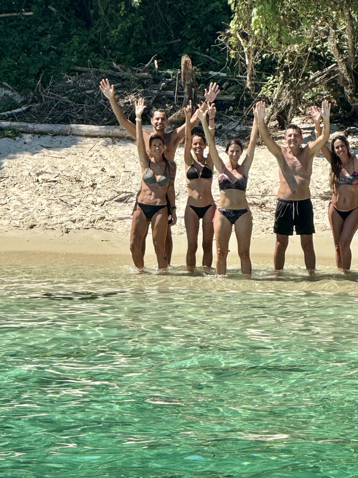 Huéspedes disfrutando de una playa durante el viaje en El Arca
