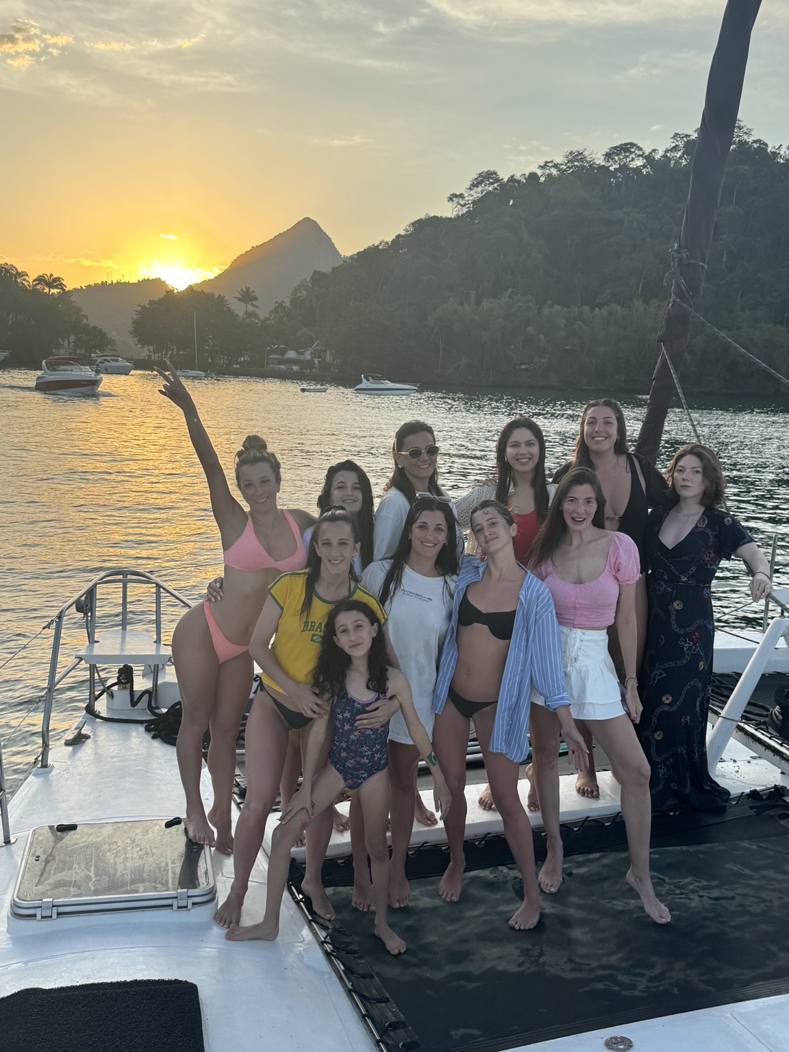 Grupo de huéspedes al atardecer a bordo del catamarán