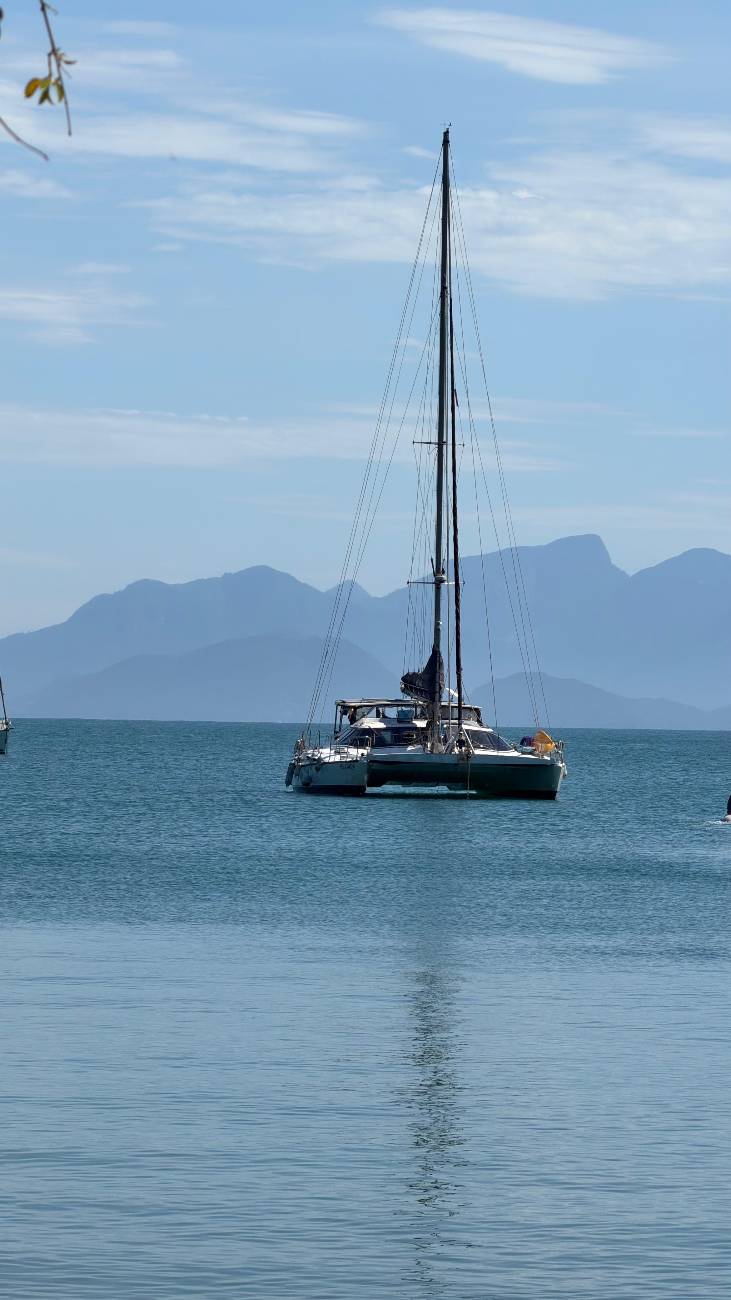 Catamarán El Arca fondeado en aguas de Angra dos Reis
