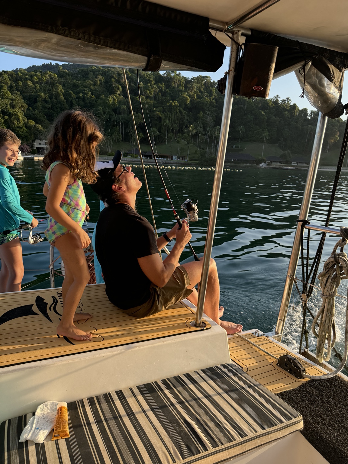 Vida a bordo al atardecer en El Arca