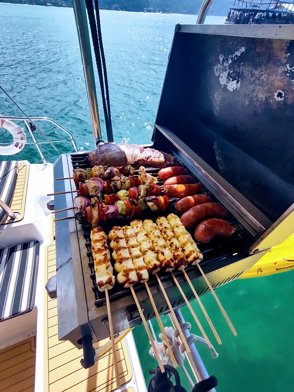 Parrilla a bordo del catamarán El Arca