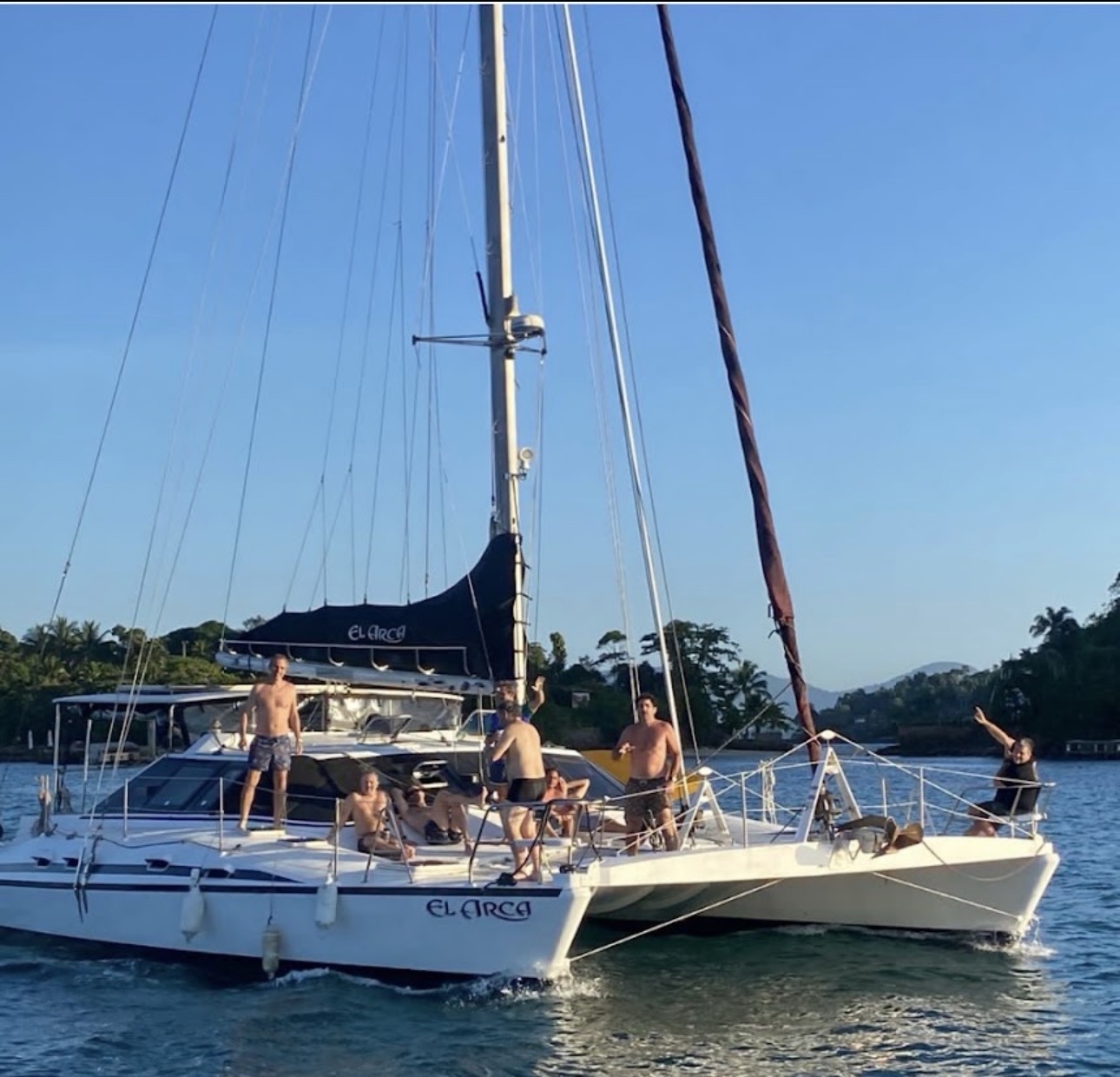 El Arca navegando con pasajeros a bordo